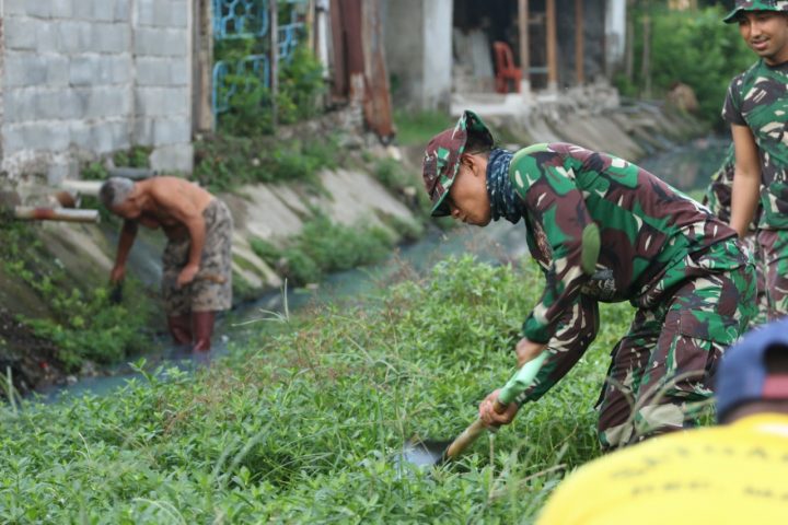 Personil Kodam Hasanuddin Bersama Masyarakat Bersihkan Kanal