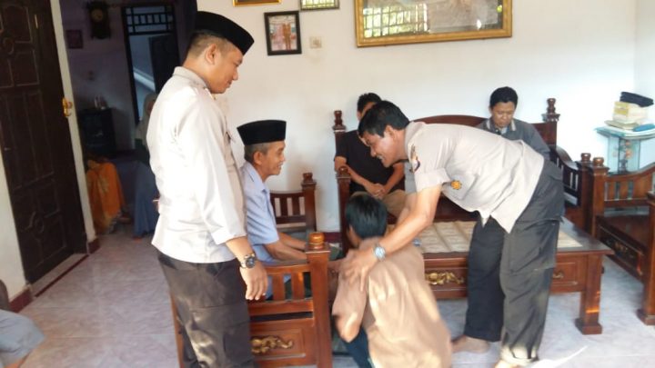 Kapolsek Sinjai Selatan Saat Mendatangi Rumah Warga yang Bertikai