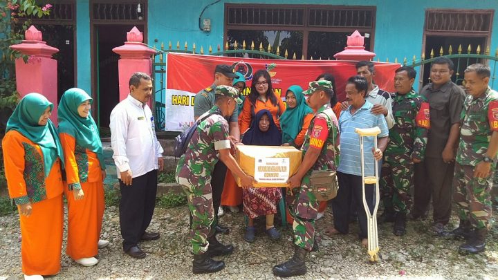 Anggota Kodim Penajam Paser Utara saat Memberikan Tali Asih Kepada Penyandang Disabilitas