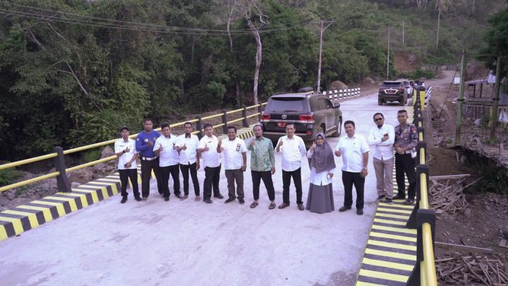 Wagub Sulsel, Andi Sudirman Sulaiman Saat Melakukan Uji Coba Jembatan Samaenre