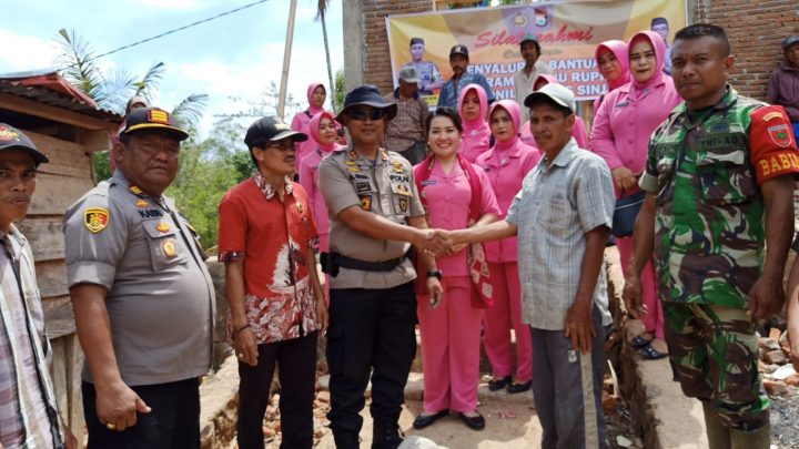 Kapolres Sinjai Beri Bantuan Semen 