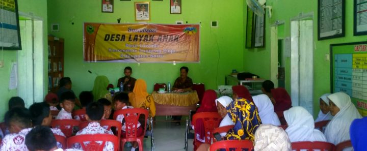 Tampak Sekertaris Desa Lawallu didampingi Perwakilan Tim Dinas PMDPPKBP3A Kabupaten, dihadapan puluhan peserta anak didik Sekolah Dasar di Desa Lawallu Kecamatan Soppeng Riaja Kabupaten Barru