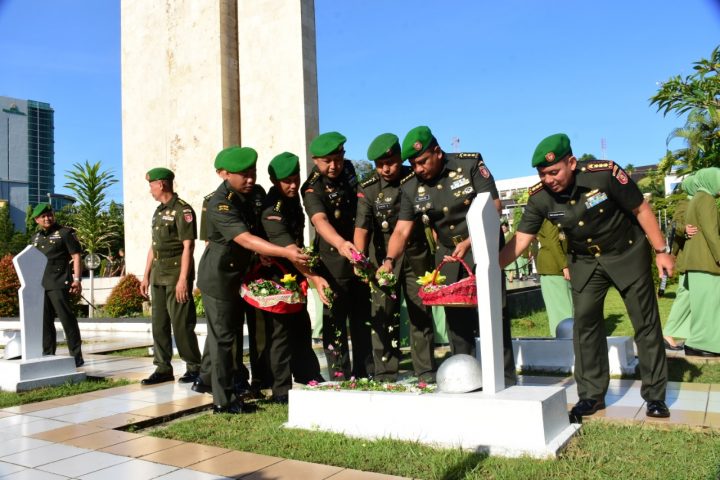 Jajaran Kodim 0901/Samarinda Ziarah ke Taman Makam Pahlawan