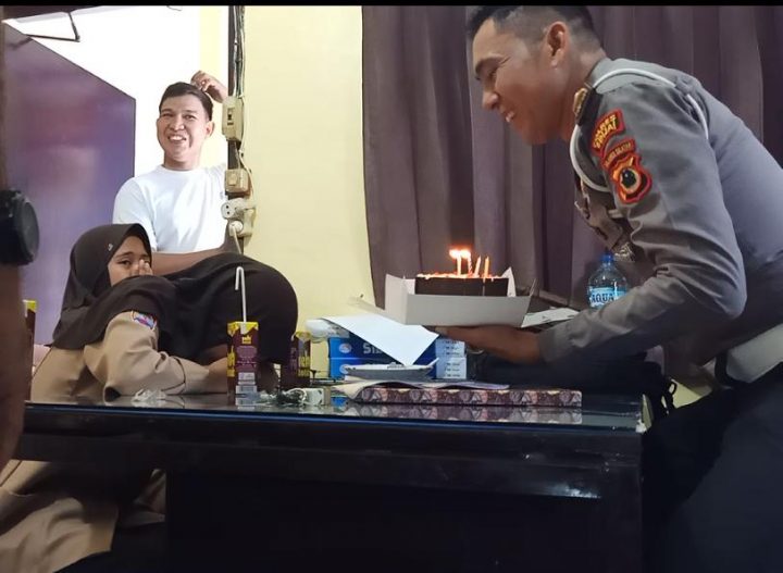 Sat Lantas Polres Sinjai Beri Kue Ulang Tahun