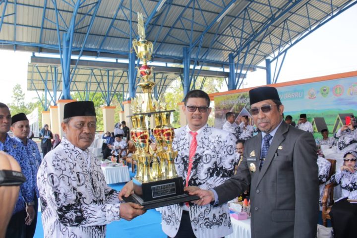 Wakil Bupati Barru Menerima Piala dari Pengurus PGRI Provinsi Sulsel