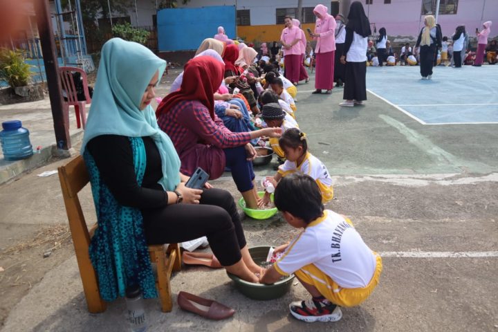 Anak anak TK Kemala Bhayangkari Mencuci Kaki Ibunya