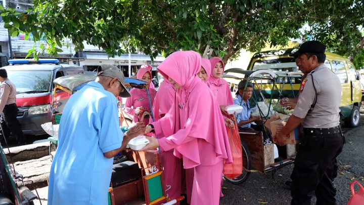 Ketua Bhayangkari Cabang Parepare Membagikan Nasi Kotak kepada Daeng Becak