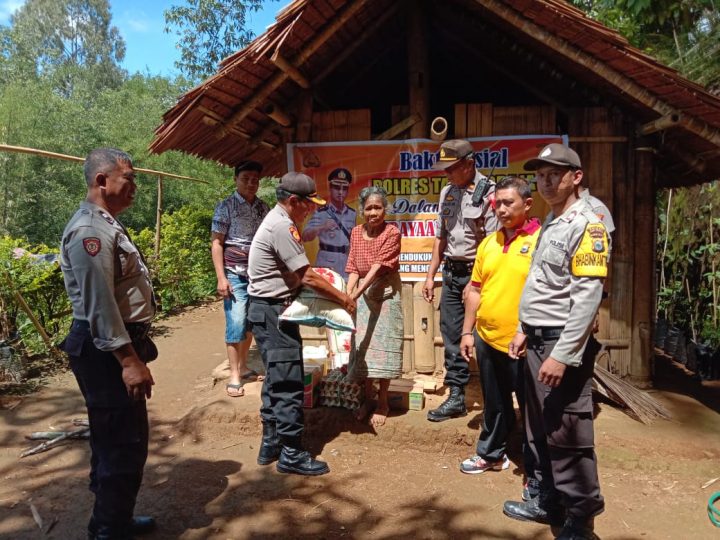 Baksos Polres Tana Toraja Sambangi Warga Kurang Mampu