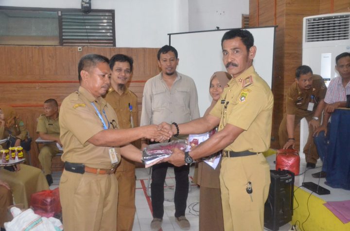 Kadis Pendidikan Salurkan Bantuan Seragam Sekolah