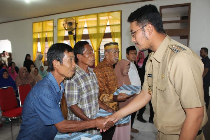 Bupati Sinjai Serahkan Insentif Bagi Para Pendidik Keagamaan