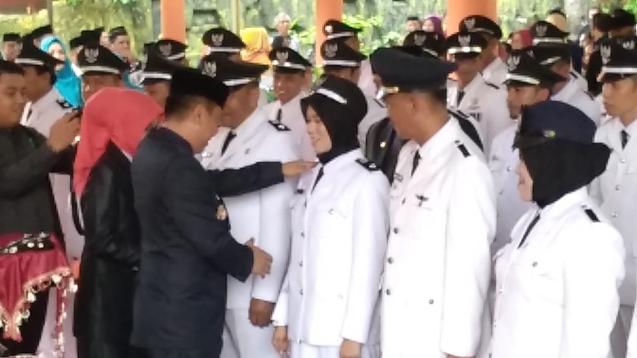 Bupati Selayar H M Basli Ali saat melantik 54 Kades terpilih, Sabtu (28/12/2019)