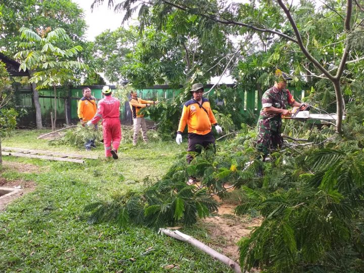 Babinsa Sidorejo Bantu Warga Terkena Dampak Bencana