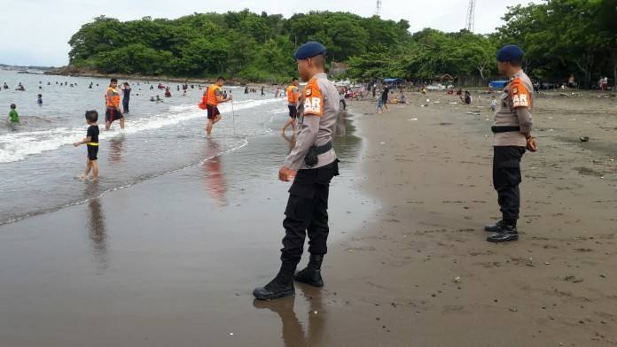 Personil Brimob Mengawasi Pantai Lumpue Parepare