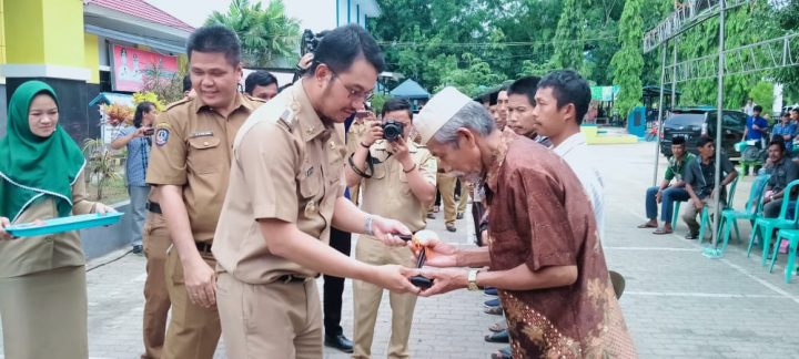 Bupati Sinjai Memberikan Bantuan Secara Simbolis ke Kelompok Tani