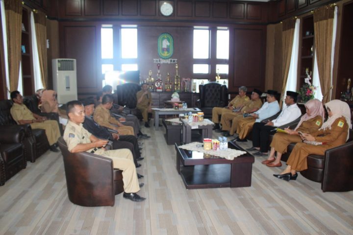 Mukhlis Isma Pimpin Rapat Panitia Pengelolaan Masjid Islamic Center Sinjai