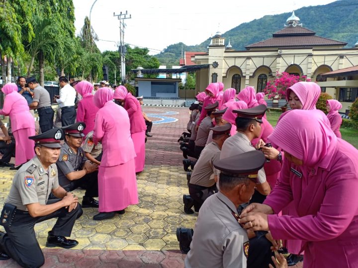 Para Pasangan Personil Polres Enrekang, memasangkan Pangkat Pasangannya