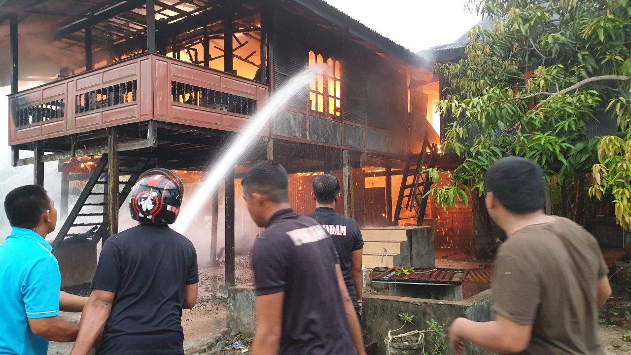 Kebakaran Hebat di Pinrang, Rumah, Emas 50 Gram dan Uang Tunai 10 Juta, Ludes