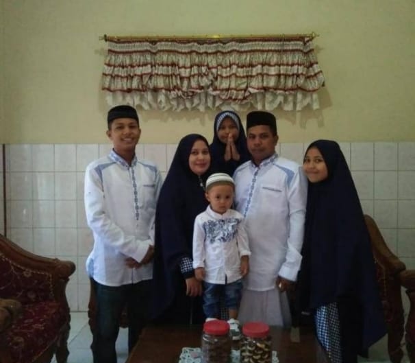 Herman Sahir bersama anak dan istrinya,