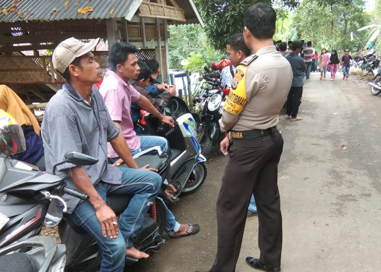 Bhabinkamtibmas Sinjai Selatan Melayat ke Rumah Duka Salah Satu Warganya yang Meninggal Dunia