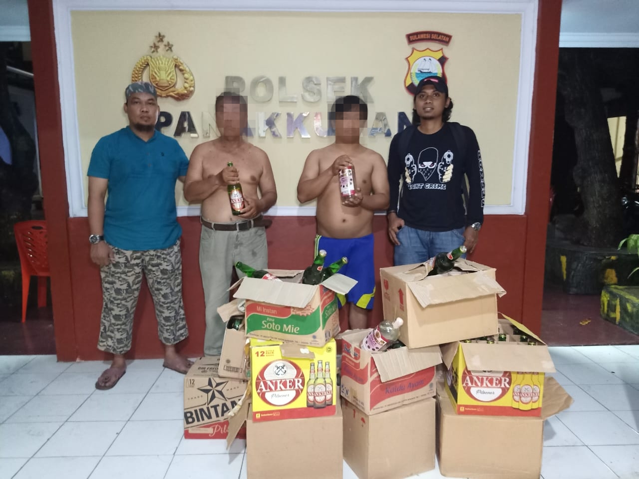 Jaba' dan Diki bersama barang bukti yang berhasil diamankan