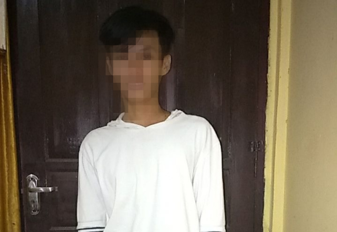 R alias Rian (18) sesaat setelah diamankan. 