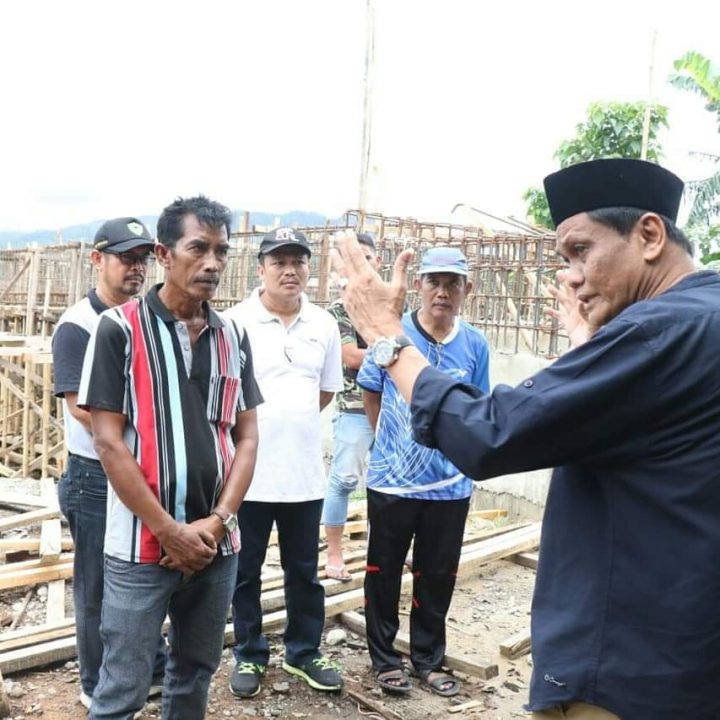 Bupati Barru Tinjau Jembatan yang Hanyut