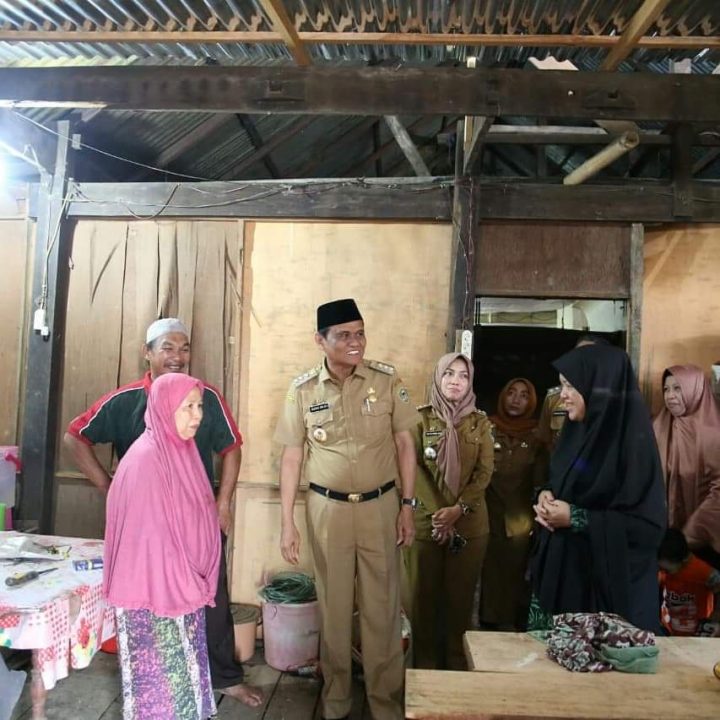 Bupati Barru di Rumah Warga yang Terkena Dampak Angin Kencang