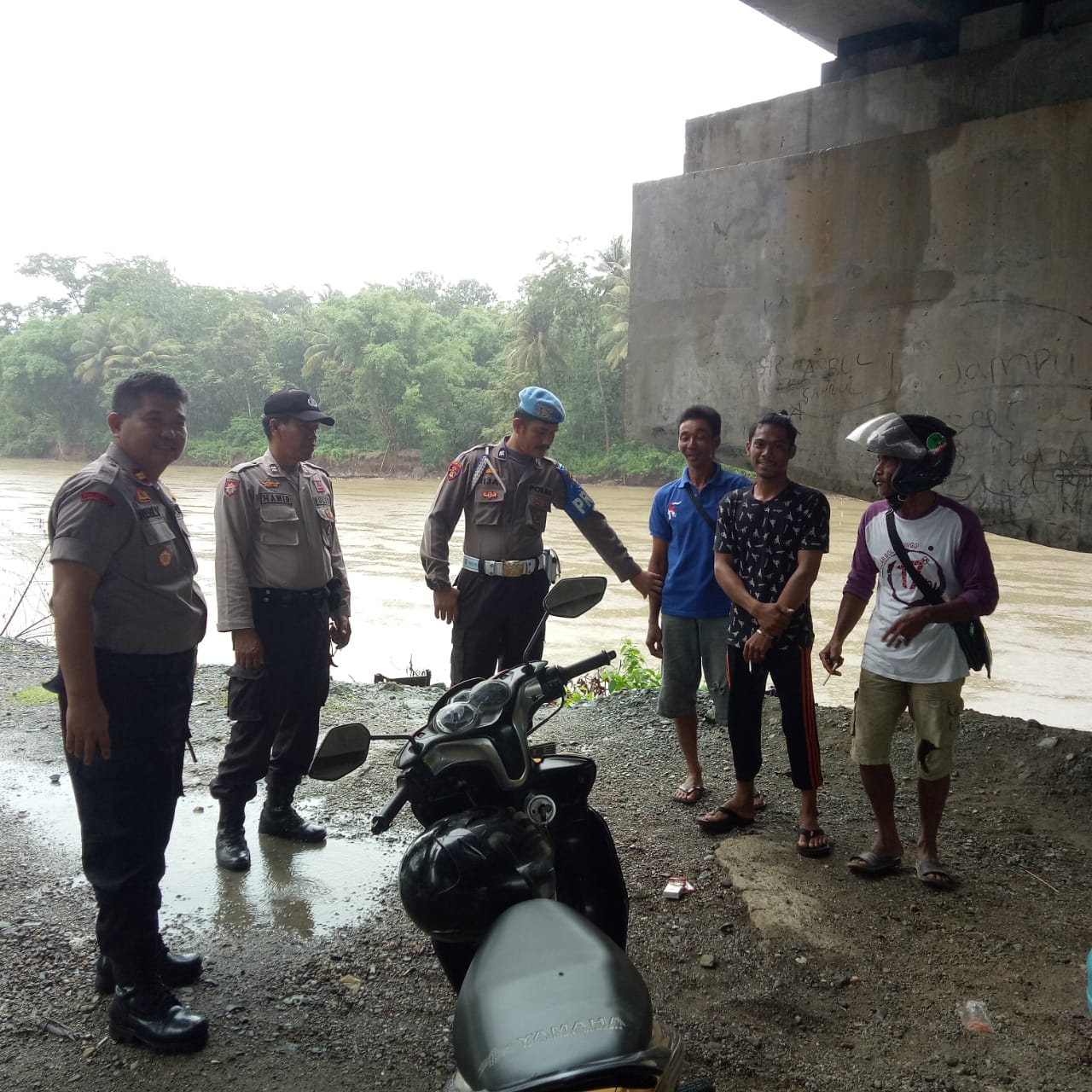 Kapolsek Tanete Rilau Barru Pimpin Personel Pantau Sungai yang Rawan Banjir