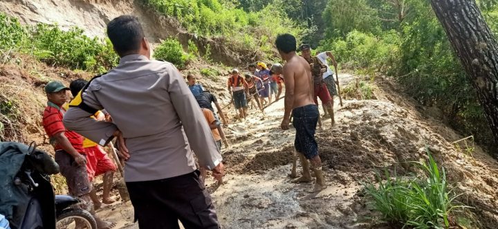 Bhabinkamtibmas Polsek Saluputti Bersama Warga Membersihkan Material Longsor