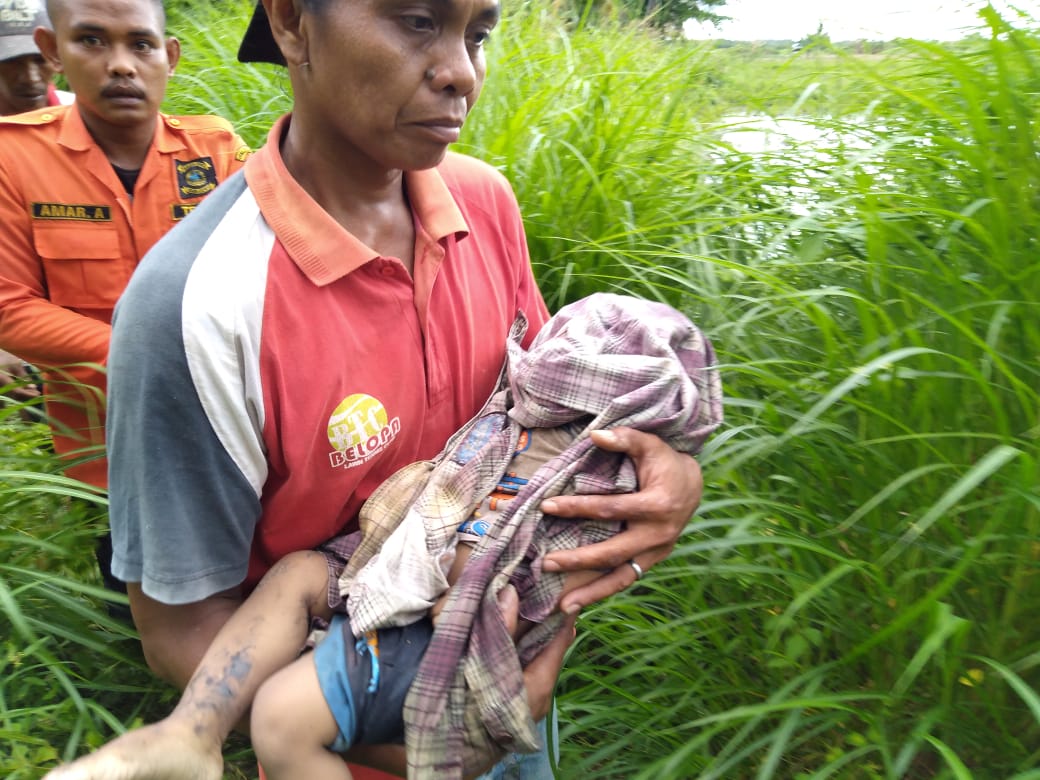 Mayat korban dievakuasi ke rumah duka sesaat setelah ditemukan.