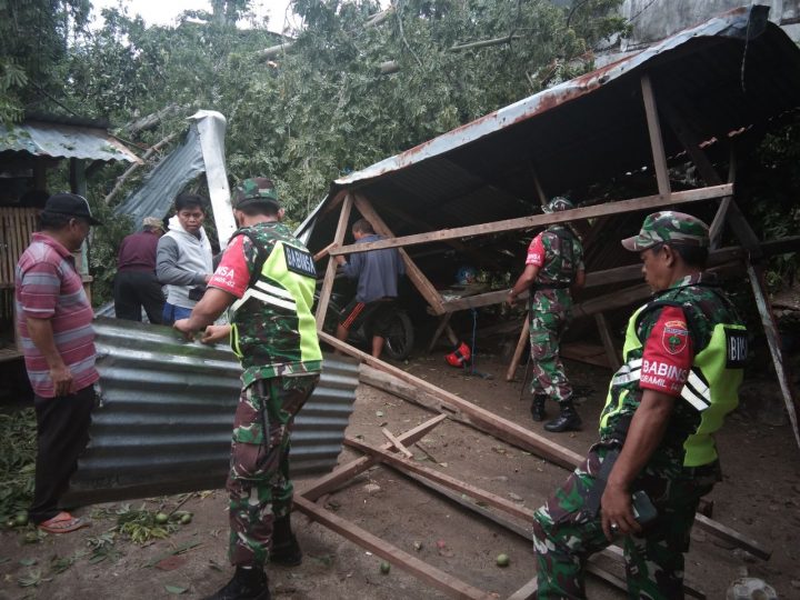 Personil Kodim 1405/Mlts Bantu Warga Terkena Dampak Angin Kencang