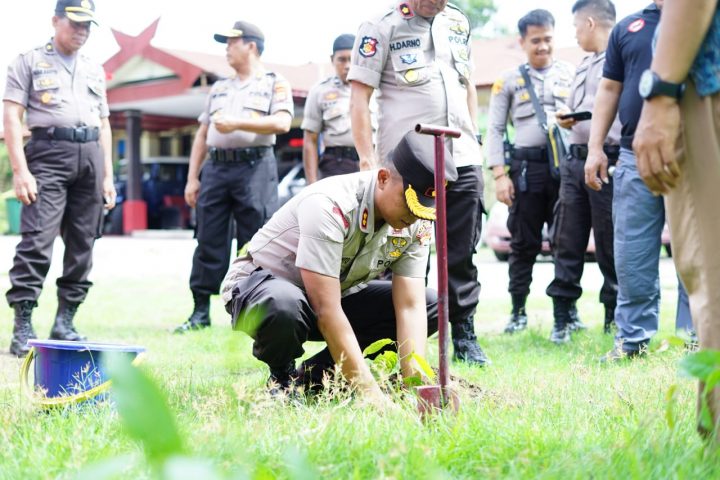 Kapolres Parepare Tanam Bibit Pohon di Mapolsek Ujung