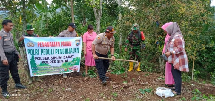 Kapolsek Sinjai Barat Melakukan Penanaman Bibit Pohon