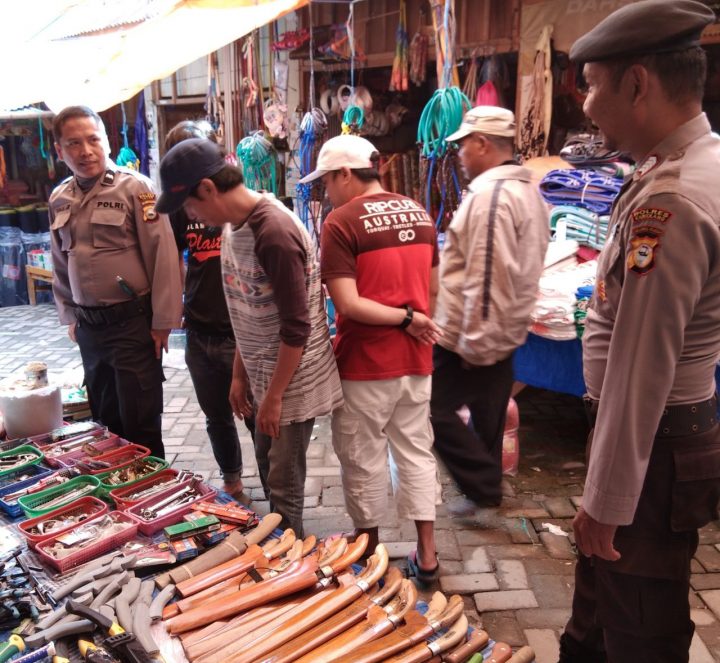 Personil Polsek Baraka Berdialog dengan Pedagang 