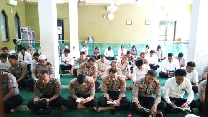 Jajaran Personil Polres Parepare Yasinan dan Doa Bersama