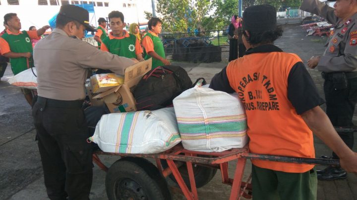 Personil Polsek KPN Memeriksa Barang Bawaan Penumpang