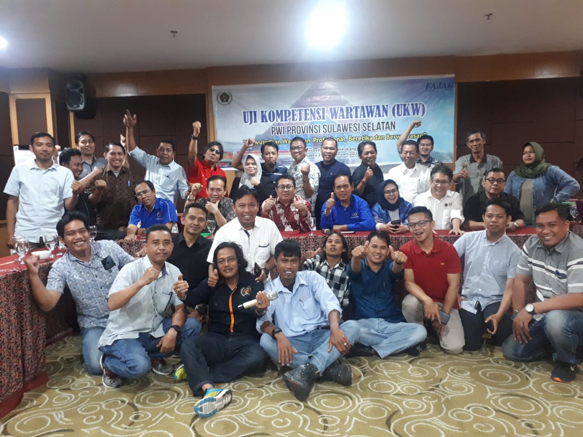 Para peserta dan penguji serta penyelenggara Uji Kompetensi Wartawan (UKW) foto bersama sesaat setelah kegiatan UKW selesai, (foto: ist)