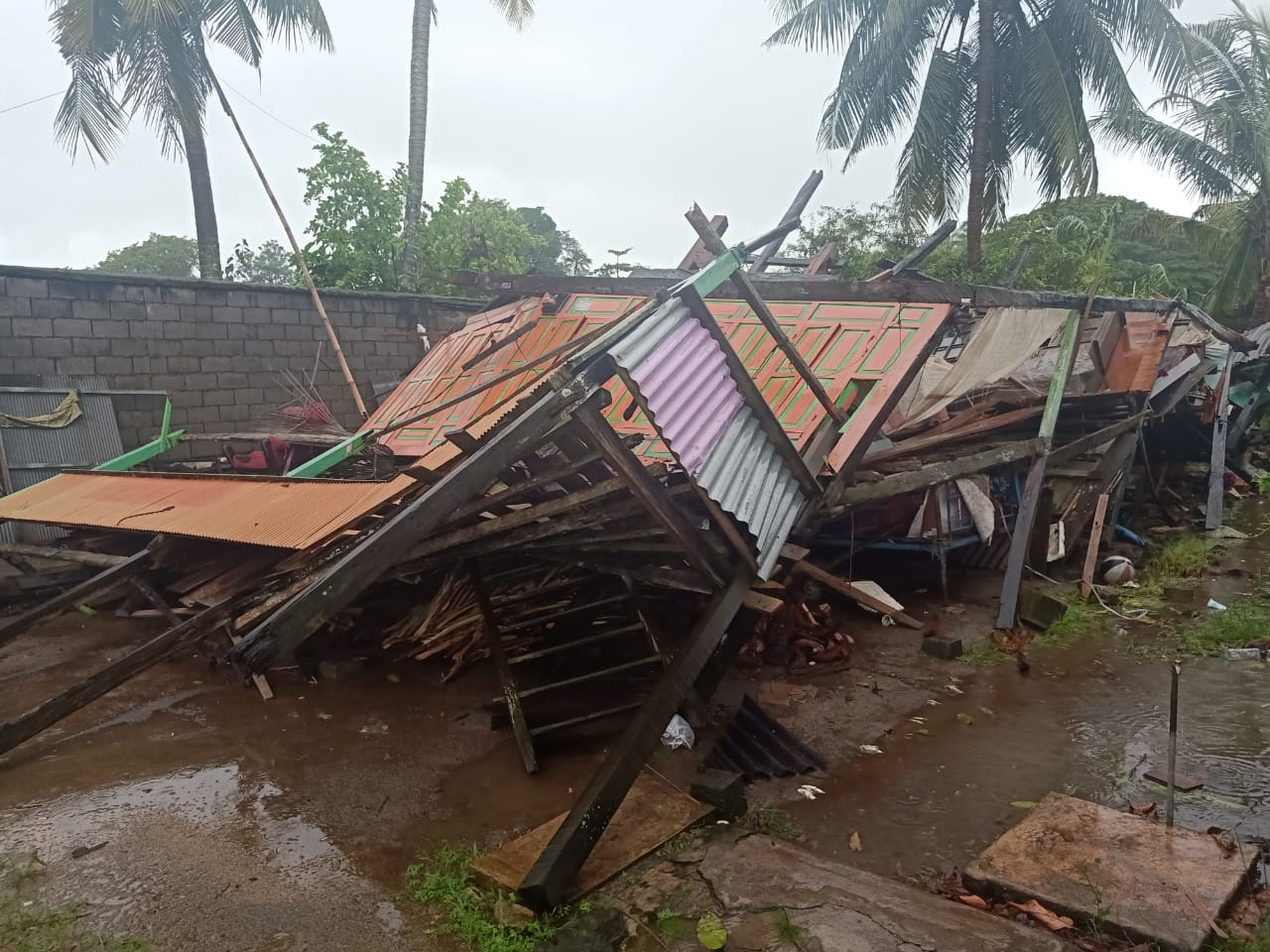 Salah satu rumah warga yang rusak akibat angin kencang di Barru. 