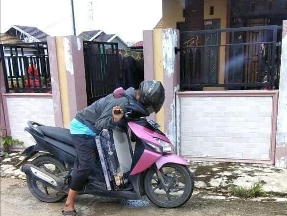 Awalnya Dikira Tidur di Atas Motor, Ternyata Pria ini Sudah Tak Bernyawa (foto: istimewah)