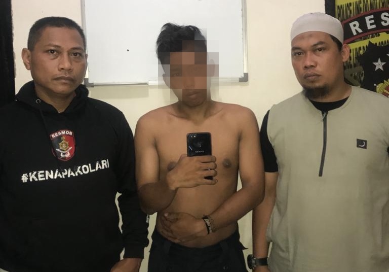 Pelaku WA (20) sesaat setelah diamankan. 