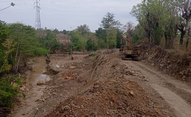 Alat berat di lokasi tambang galian C Desa Baruga, Kecamatan Pajjukukang, Bantaeng. (Foto: Parawansyah/bss)