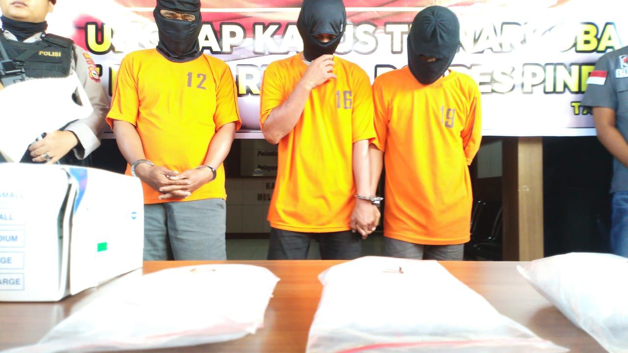 Ketiga tersangka saat dihadirkan pada press release di Mapolres Pinrang.