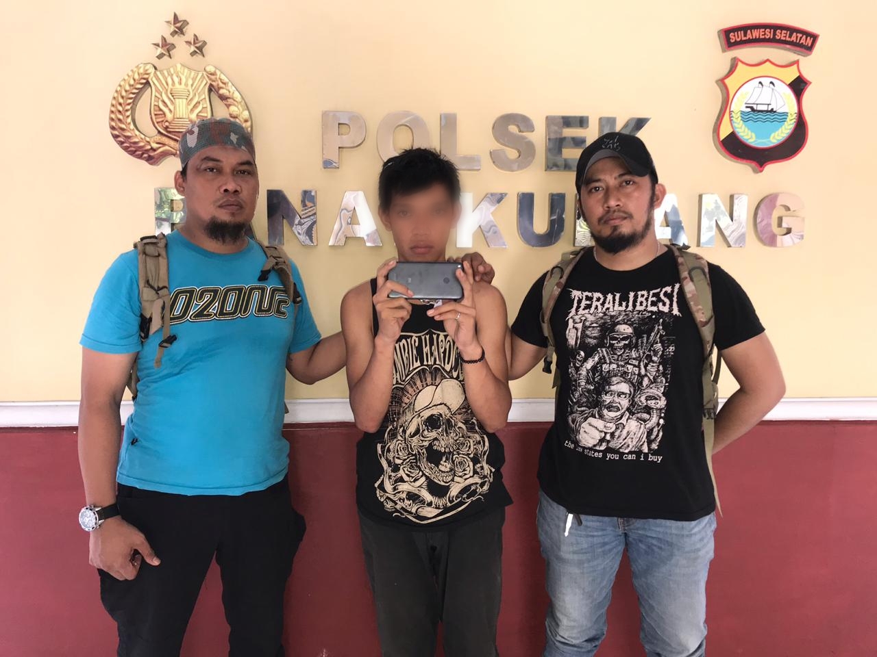 Pelaku Muh. Fakri Fajrin bersama HP hasil curiannya sesaat setelah diamankan oleh unit Resmob Polsek Panakukang.