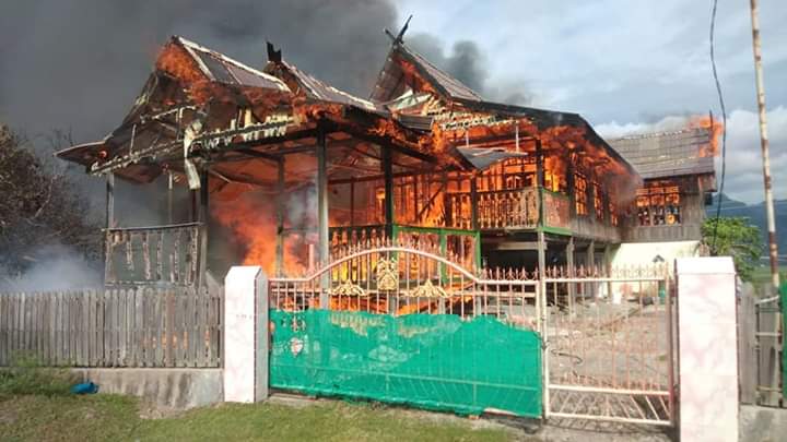 Rumah korban saat terbakar, (foto: FB)