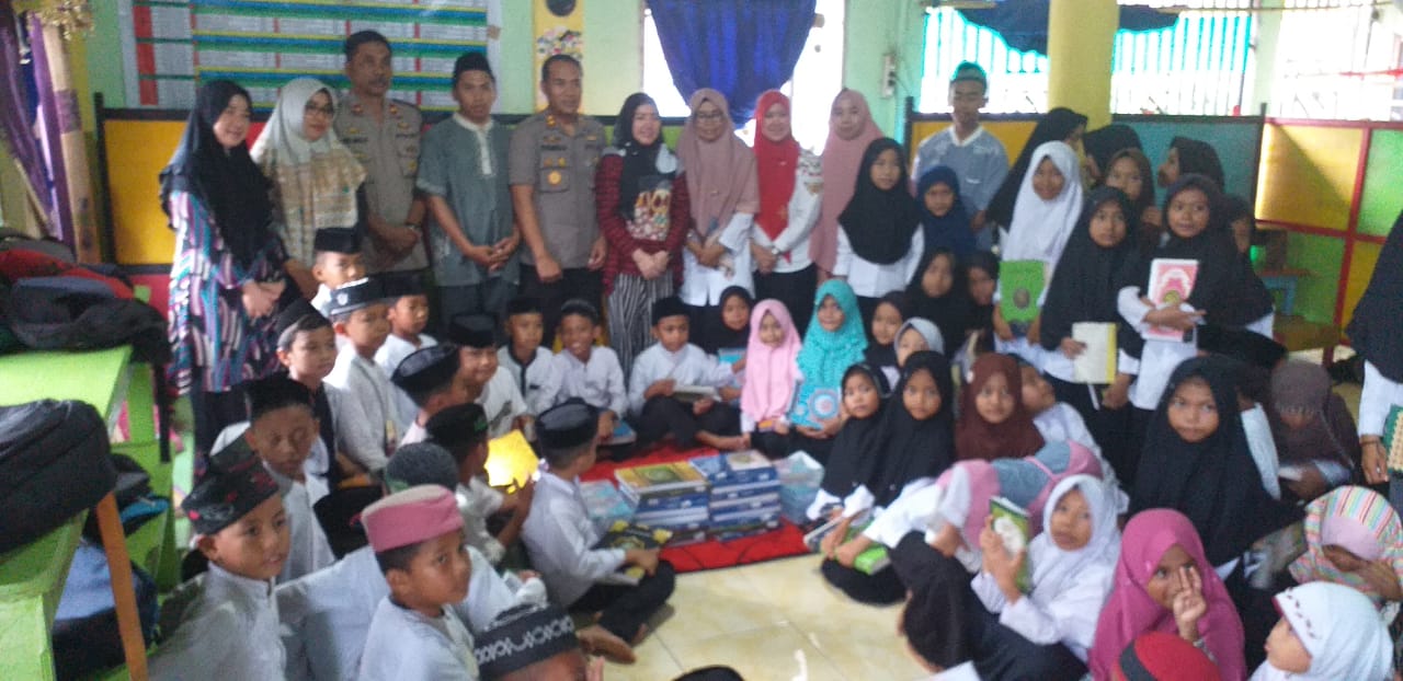 Kapolres Bulukumba, AKBP Syamsu Ridwan foto bersama pelajar dan penguru di salah satu TPA di Gantarang usai memberikan bantuan Al-Qur'an 