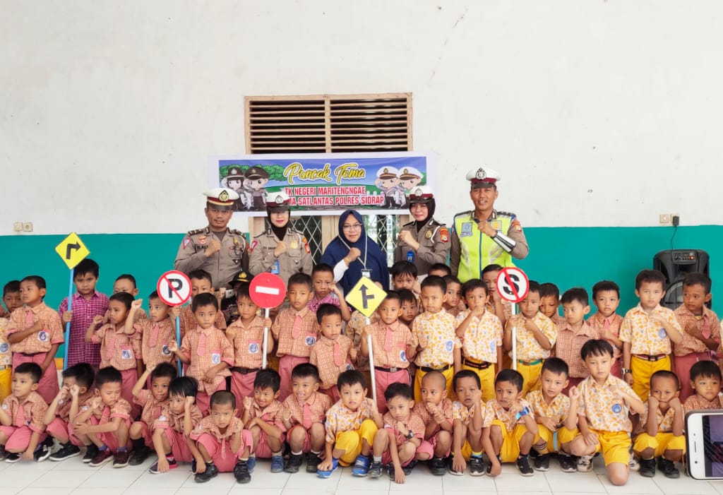 Satlantas Polres Sidrap foto bersama murid TK usai memberi pengenalan tentang tata tertib lalu lintas (foto: dok Polres Sidral)