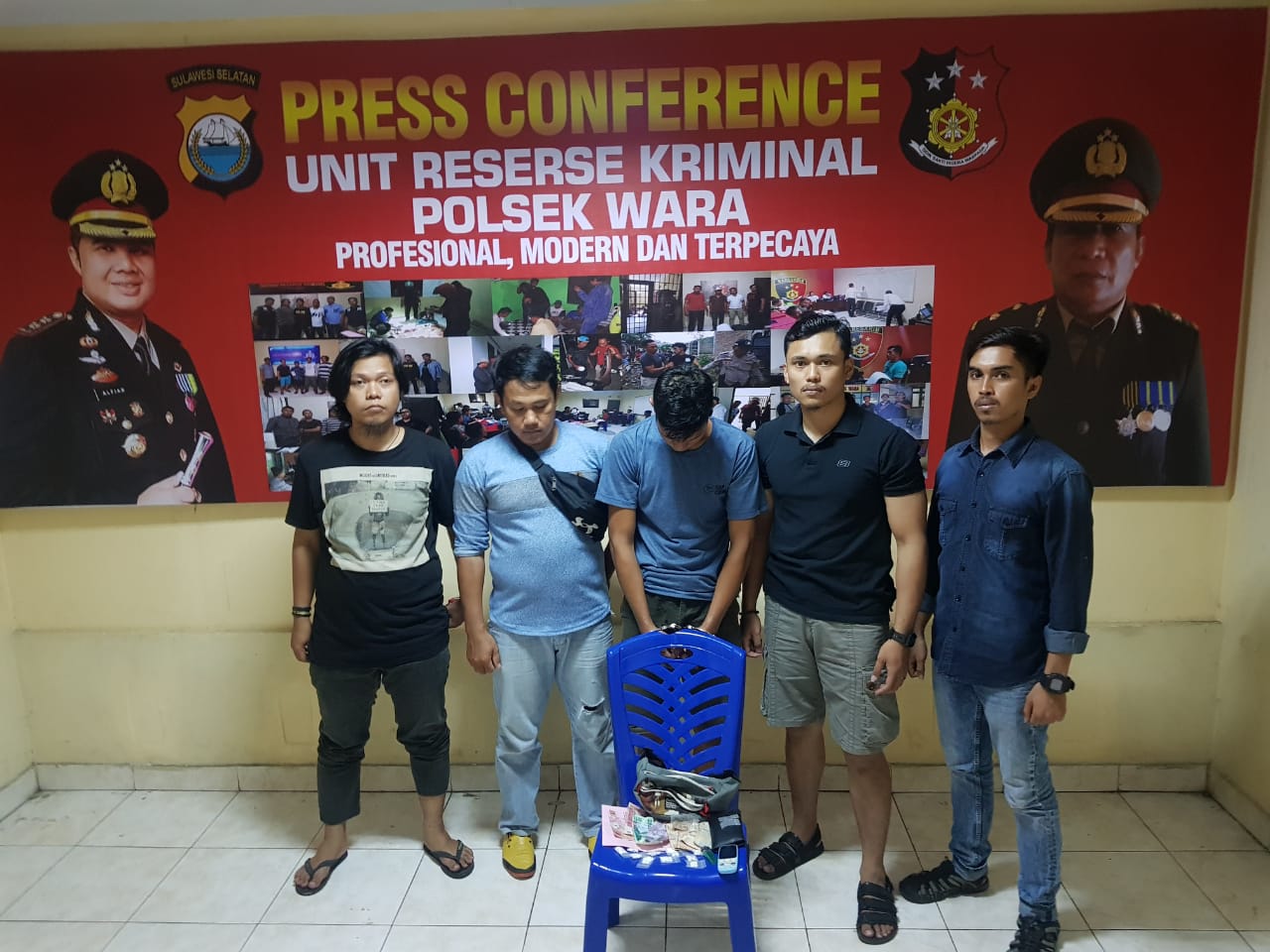 RI alias Nomang (28) bersama barang bukti usai diamankan.