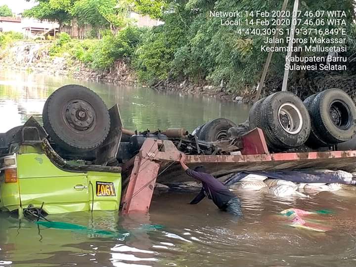 Truk pengangkut pupuk yang terjun ke sungai saat jembatan di Barru Amblas, (foto: FB)