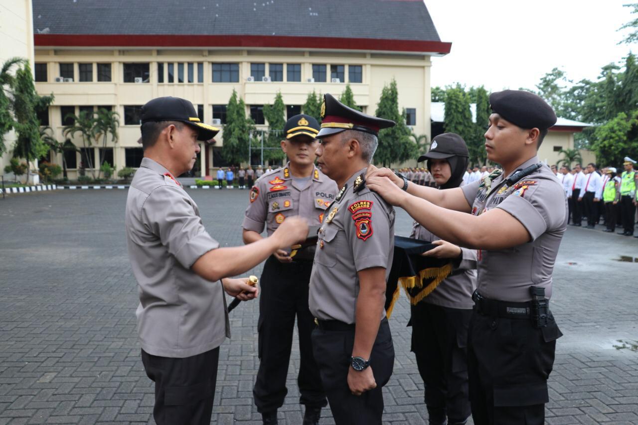 AKP Akbar saat proses raport kenaikan pangkat di halaman Mapolda Sulsel Senin (10/02/2020) 