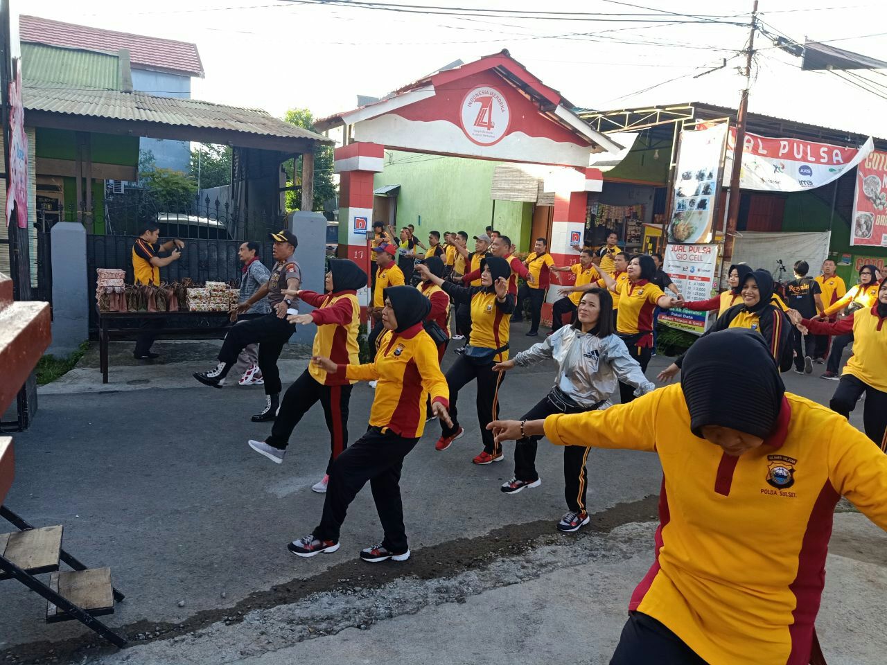 Personel Polsek Manggala olahraga bersama personel polrestabes Makassar dan masyarakat setempat